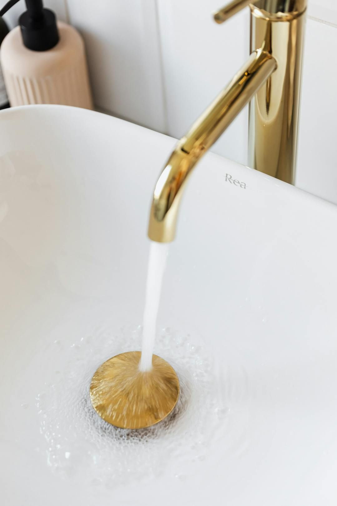 Pedestal sinks